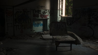 废弃房间上的黑色木椅